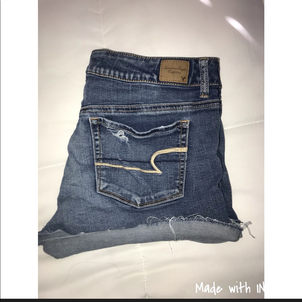 SOLD Distressed shorts 💙